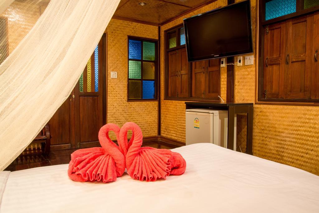 Baanchompooamphawa Homestay *