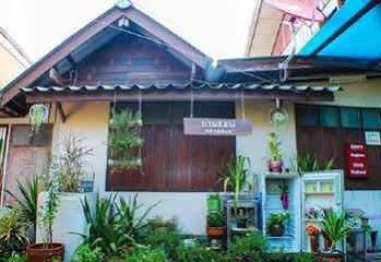 Baanchompooamphawa Homestay *